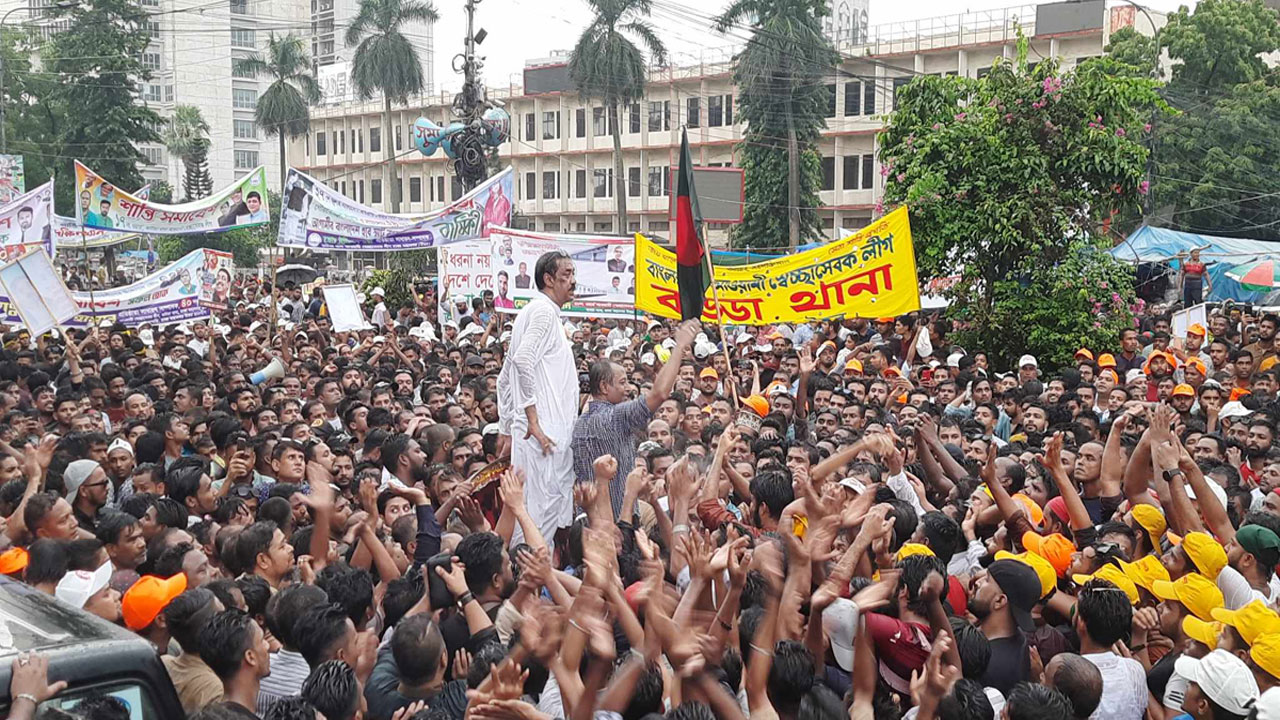 বৃষ্টিতে ভিজে নেতাকর্মীদের সঙ্গে স্লোগান দিচ্ছেন নারায়ণগঞ্জ-৪ আসনের সংসদ সদস্য শামীম ওসমান।  ছবি : সংগৃহীত