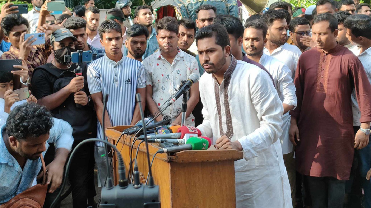 সমাবেশে কথা বলছেন গণঅধিকার পরিষদের (একাংশ) সভাপতি নুরুল হক নুর। ছবি : সংগৃহীত