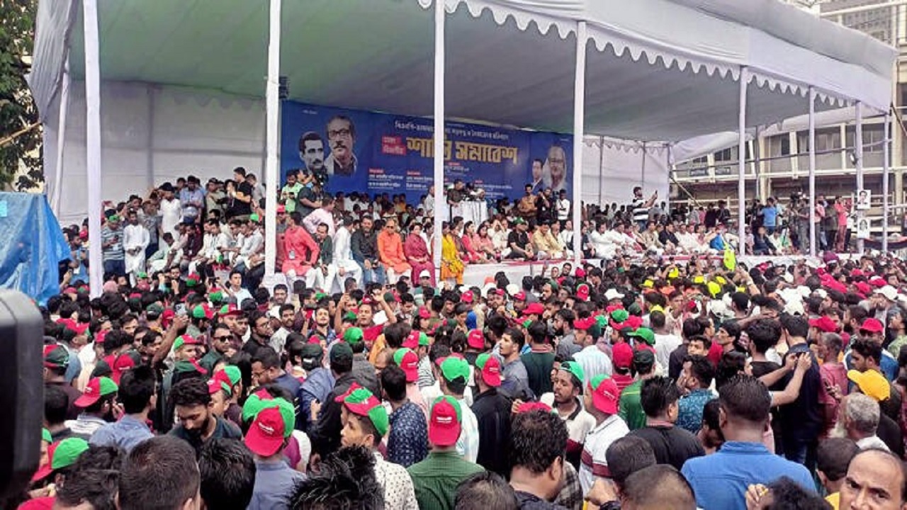 বায়তুল মোকাররমের দক্ষিণ ফটকে যুবলীগ, স্বেচ্ছাসেবক ও ছাত্রলীগ লীগের যৌথ আয়োজনে শান্তি সমাবেশ। ছবি : সংগৃহীত