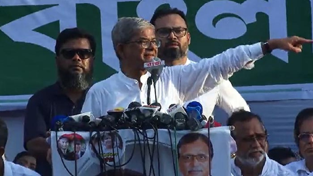 নয়াপল্টনে বিএনপির মহাসমাবেশে বক্তব্য দেন দলের মহাসচিব মির্জা ফখরুল ইসলাম আলমগীর। ছবি : সংগৃহীত