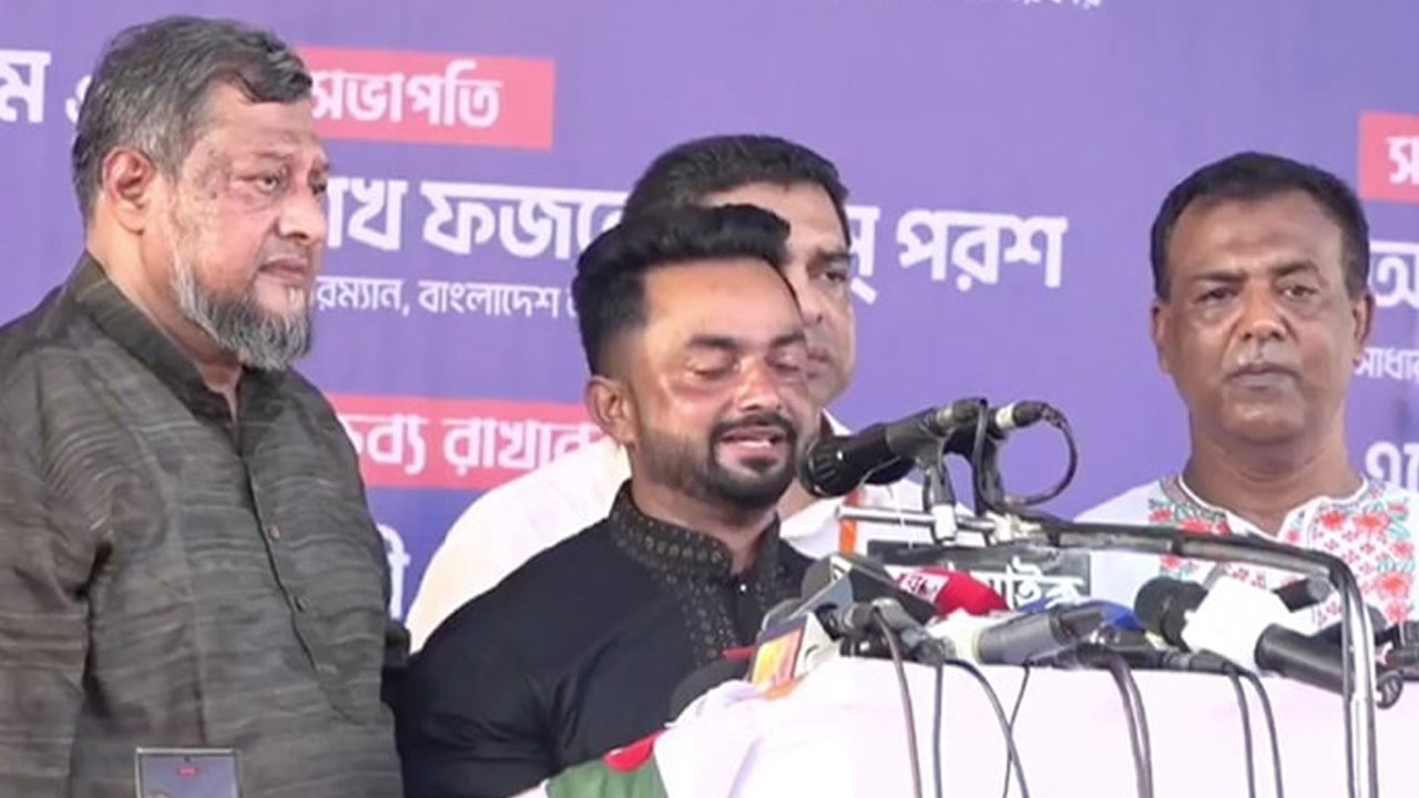 শান্তি সমাবেশে বক্তব্য দিচ্ছেন নড়াইলে বিএনপি-জামায়াতের হত্যার শিকার যুবলীগ কর্মী আজাদ শেখের ভাই সাজ্জাদ শেখ। ছবি: সংগৃহীত