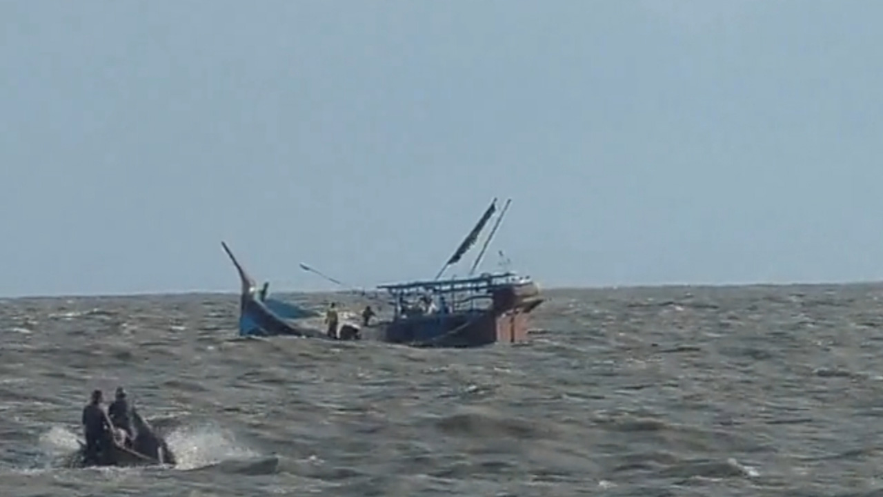 বঙ্গোপসাগরে ট্রলারডুবি। ছবি : কালবেলা