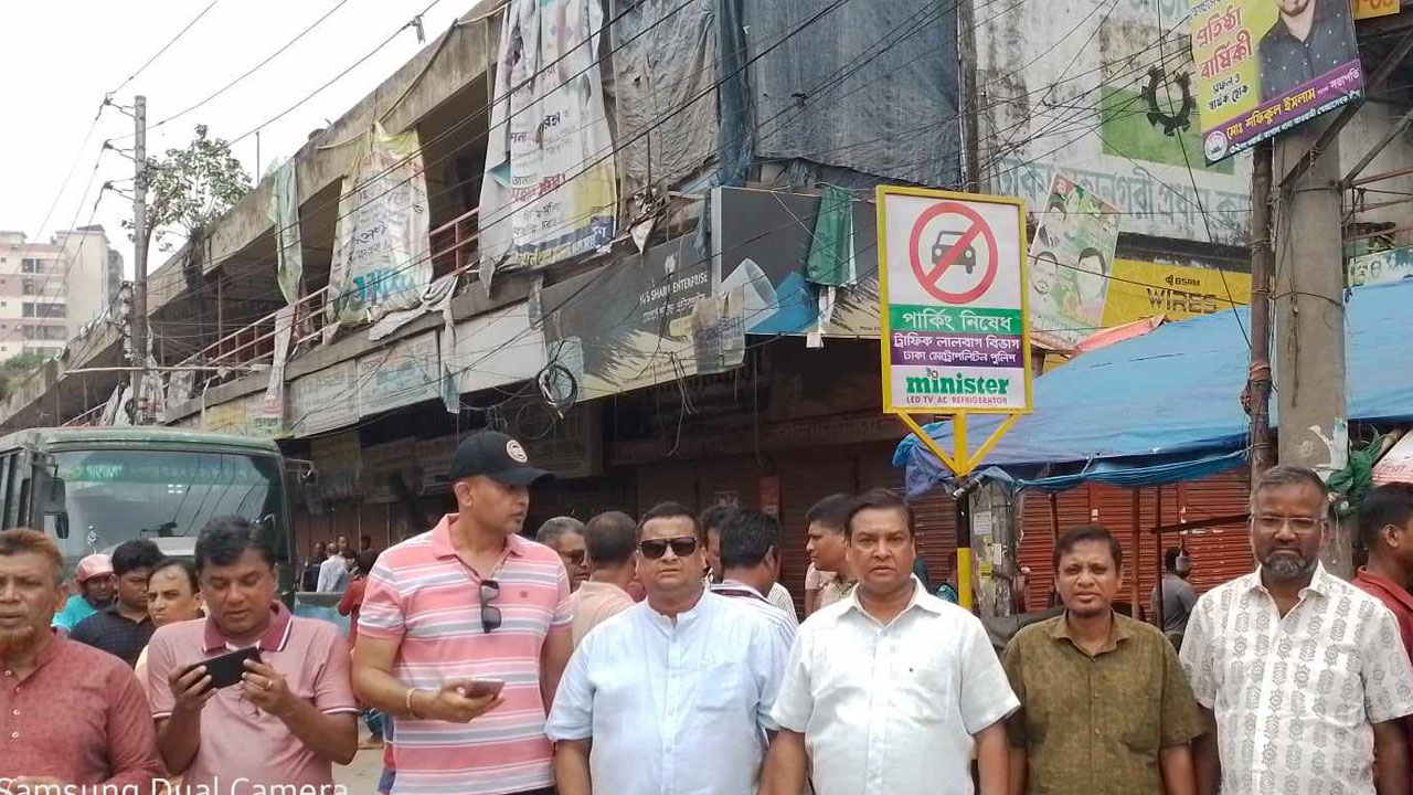 অবস্থান কর্মসূচিতে যোগ দিতে নয়াবাজারে জড়ো হয় বিএনপির নেতাকর্মীরা। ছবি : কালবেলা