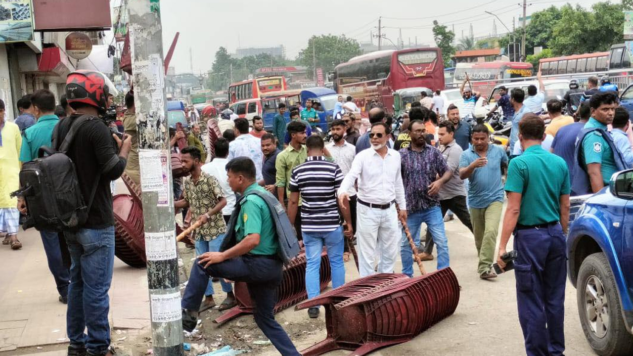 গাবতলীতে লাঠিসোঁটা নিয়ে আওয়ামী লীগের নেতাকর্মীরা। ছবি : কালবেলা