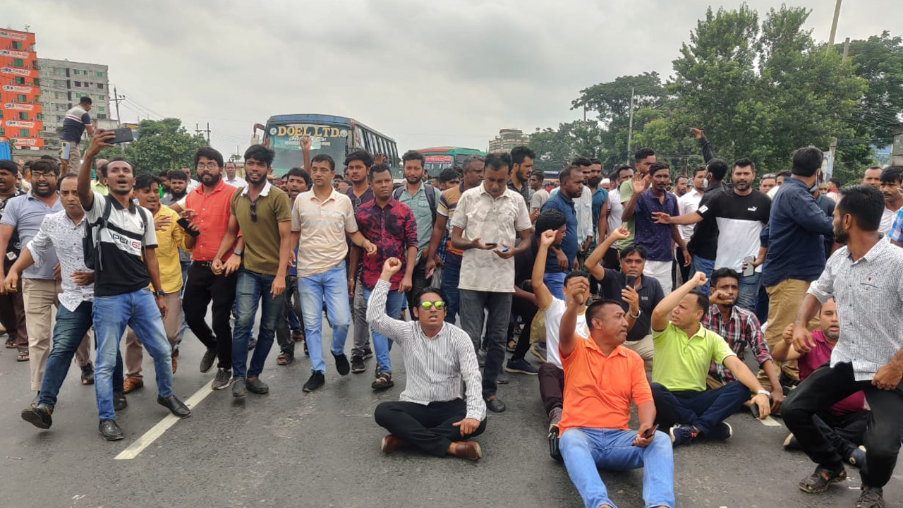 রাজধানীর মাতুয়াইলে সড়কে বিএনপি নেতাকর্মীদের অবস্থান। ছবি : সংগৃহীত