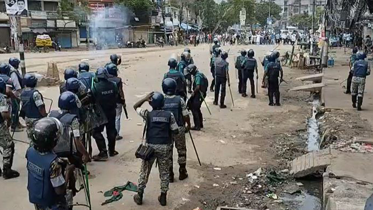 শনিবার ধোলাইখালে বিএনপি নেতাকর্মীদের সঙ্গে পুলিশের সংঘর্ষ হয়। ছবি : সংগৃহীত
