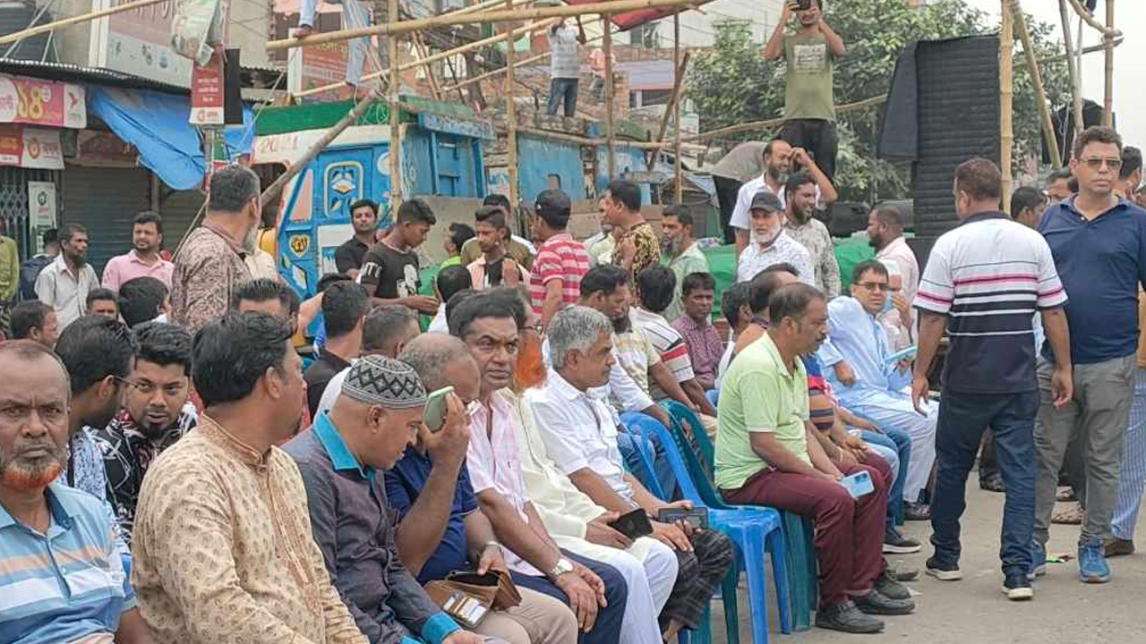 সড়কে আওয়ামী লীগ নেতাকর্মীদের অবস্থান। ছবি : কালবেলা