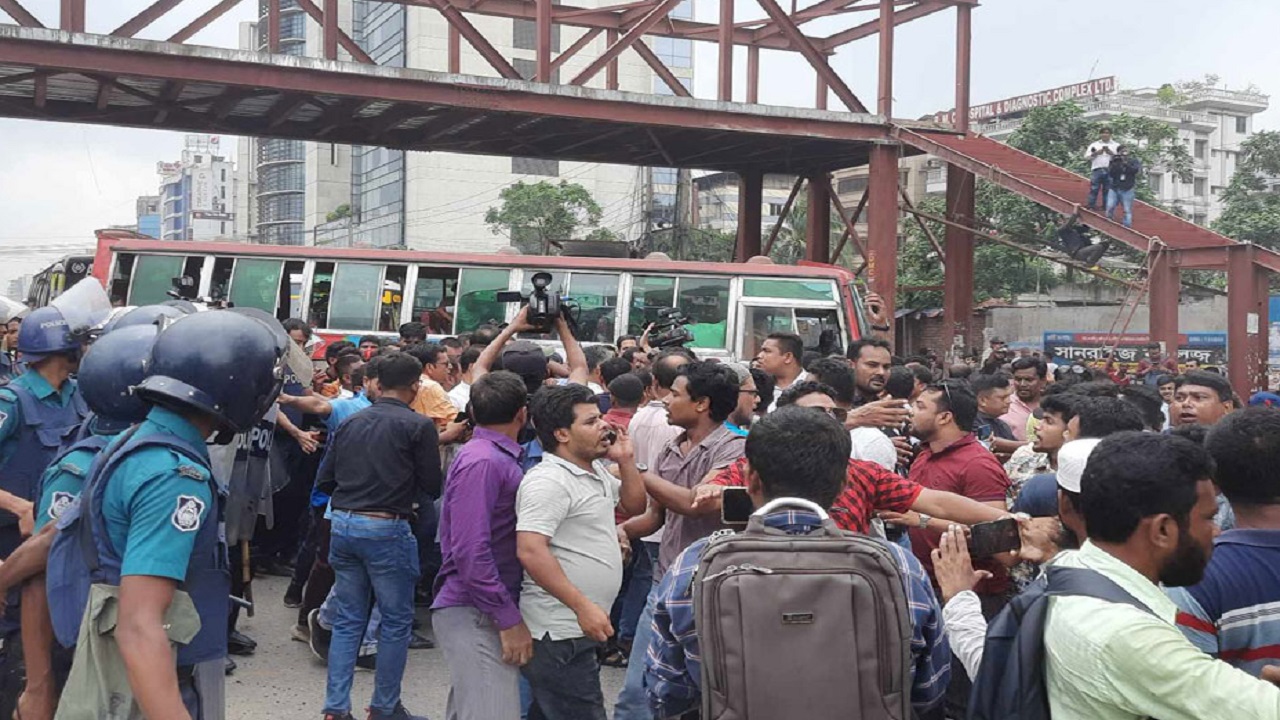 রাজধানীর উত্তরায় পুলিশের সঙ্গে সংঘর্ষ চলছে বিএনপি নেতাকর্মীদের