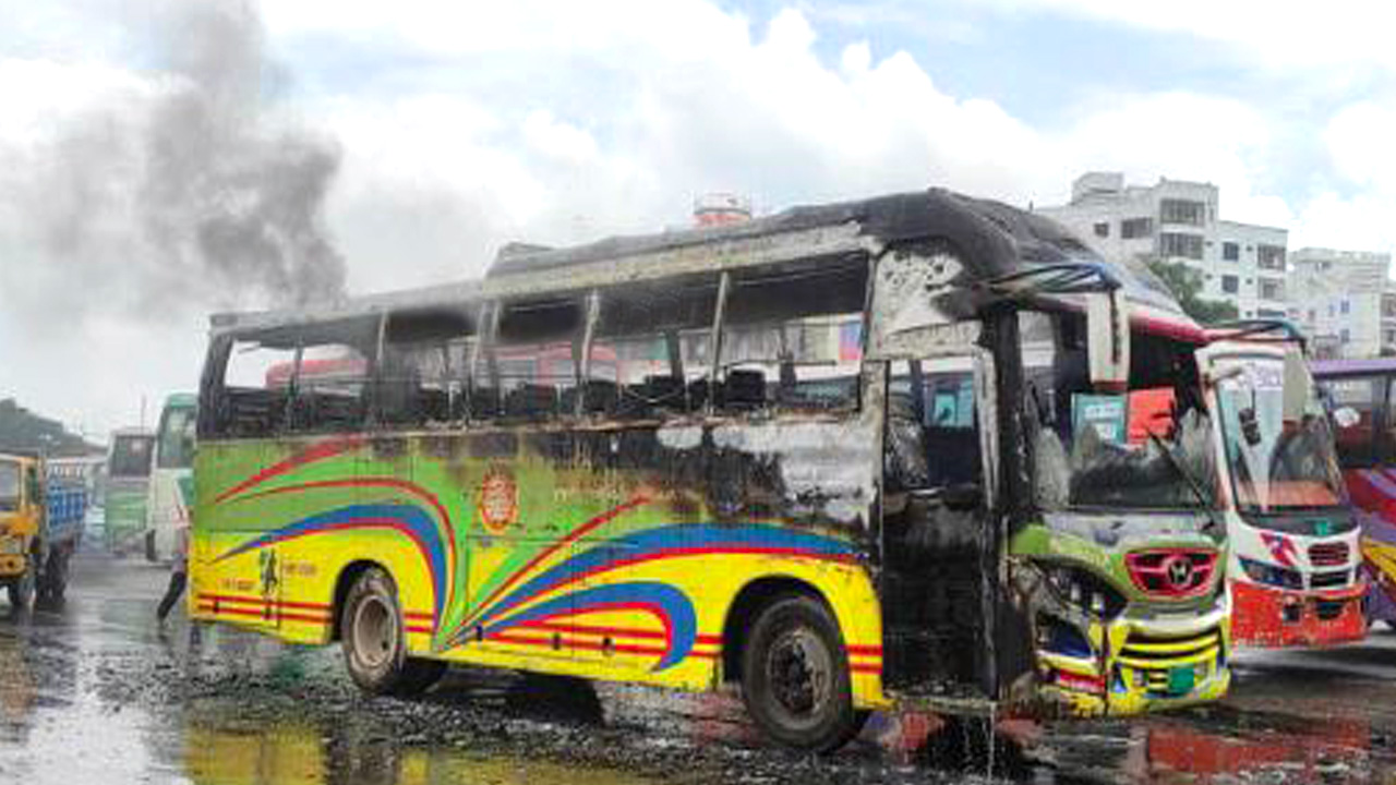 শনিবার রাজধানীর মাতুয়াইলে সংঘর্ষের সময় বাসে আগুন দেওয়া হয়। ছবি: কালবেলা