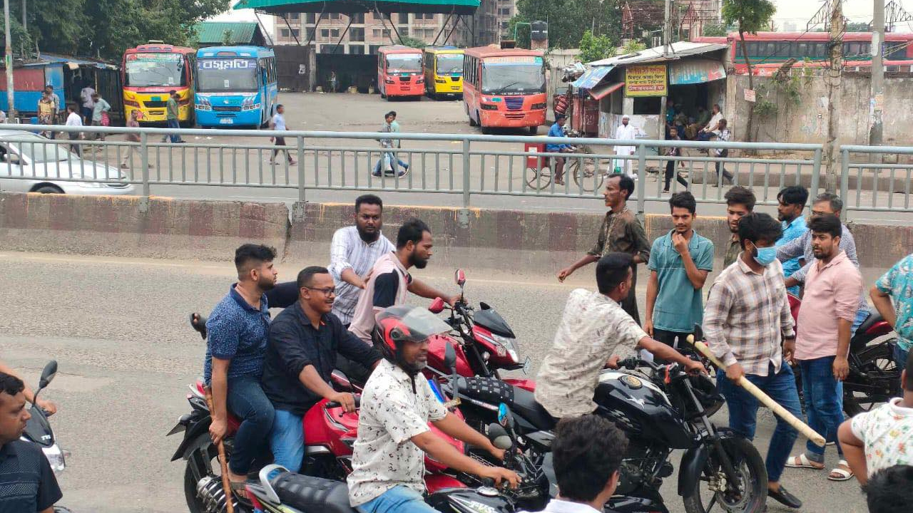 লাঠিসোঁটা নিয়ে আওয়ামী লীগের নেতাকর্মীরা। ছবি : কালবেলা