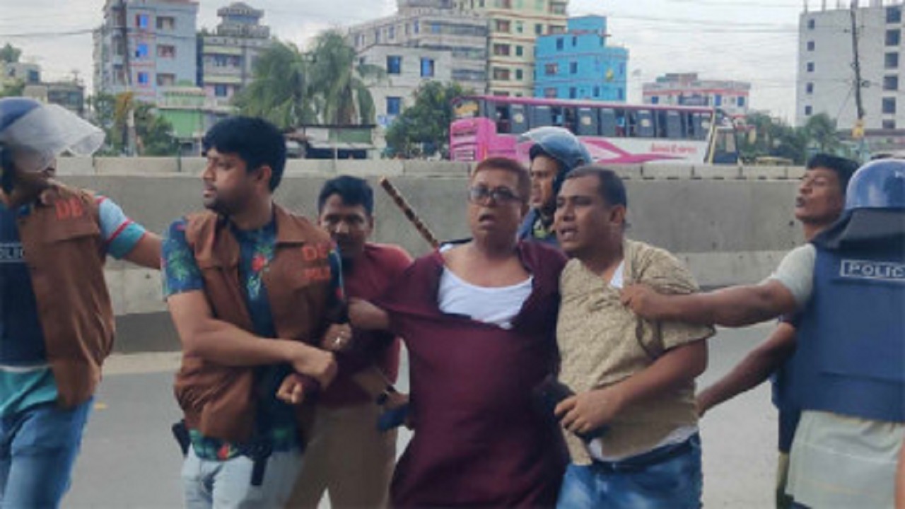 নারায়ণগঞ্জের চিটাগাং রোডে পুলিশের সঙ্গে বিএনপির নেতাকর্মীদের সংঘর্ষের ঘটনায় আটক বিএনপি নেতা।