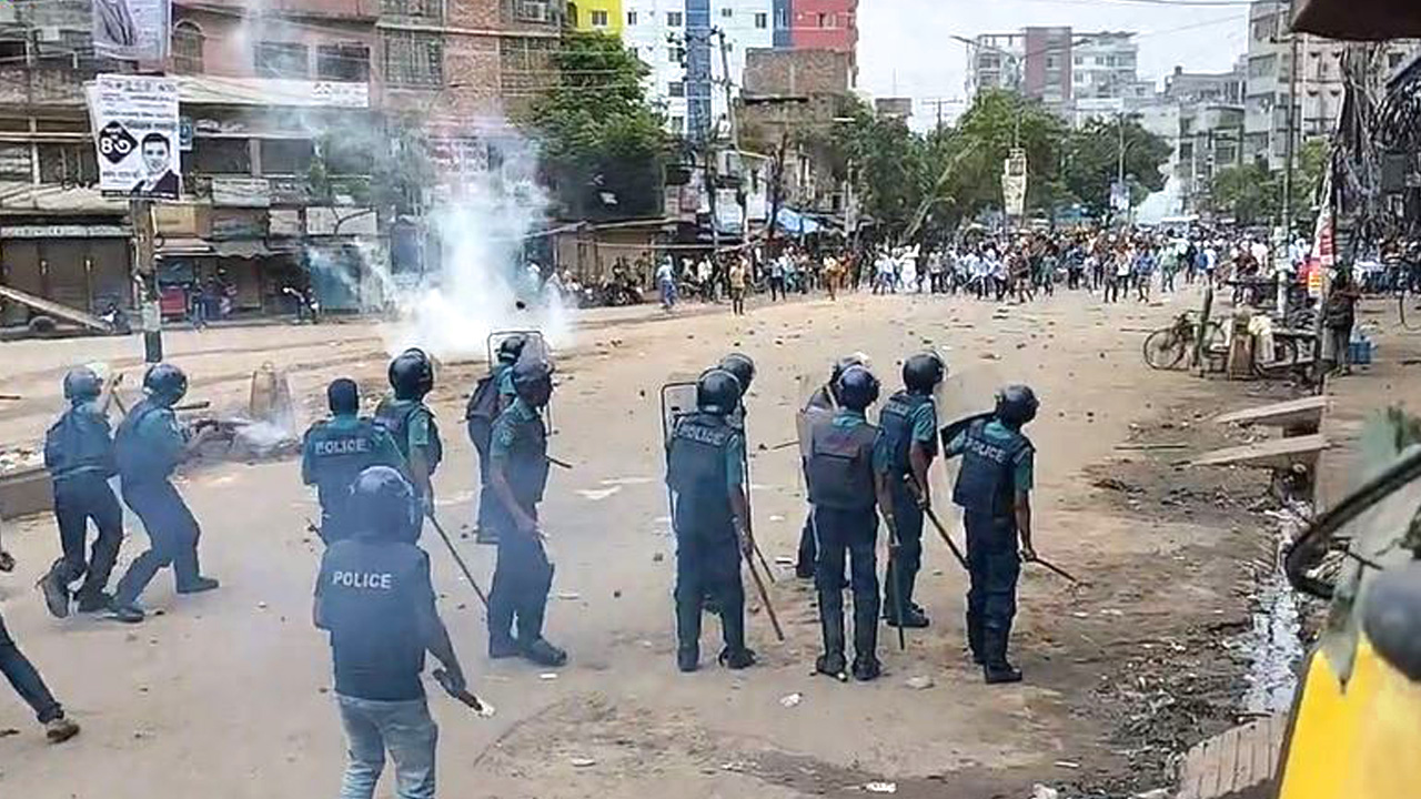 শনিবার রাজধানীর বিভিন্ন স্থানে বিএনপি নেতাকর্মীদের সঙ্গে পুলিশের সংঘর্ষ হয়। ছবি : সংগৃহীত