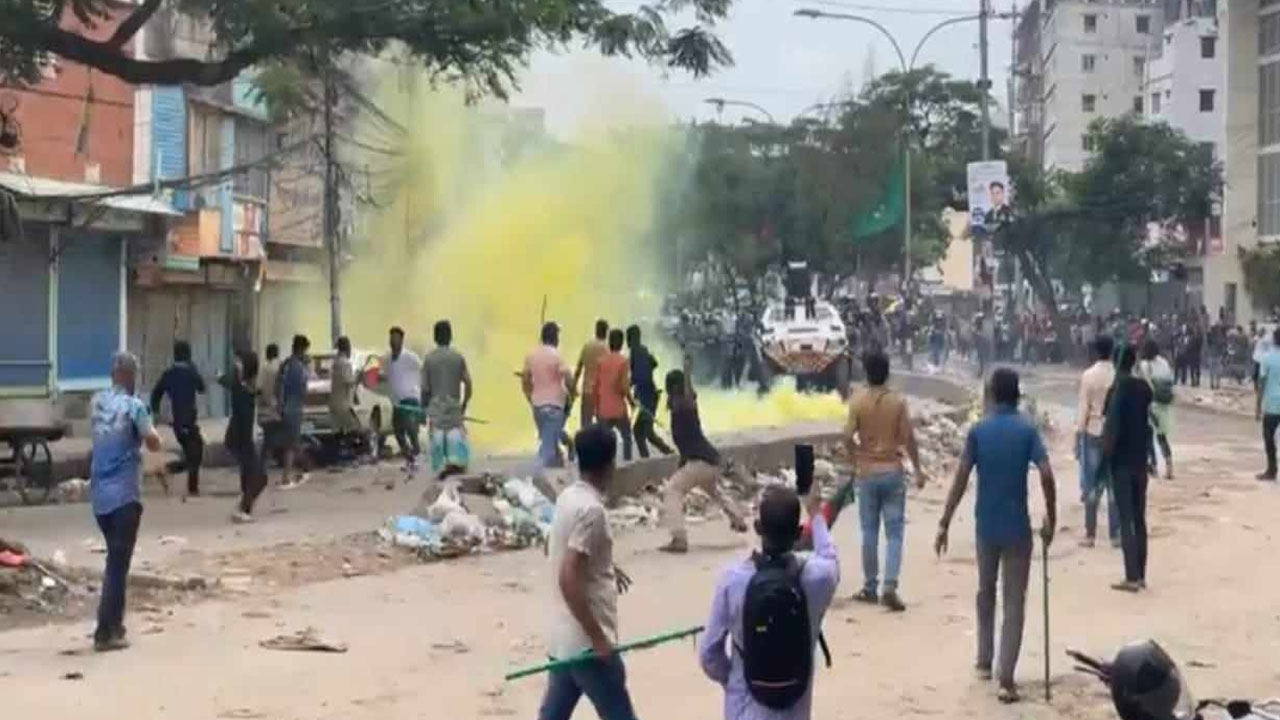 রাজধানীর ধোলাইখালে পুলিশের সঙ্গে বিএনপির নেতাকর্মীদের সংঘর্ষ। ছবি: কালবেলা
