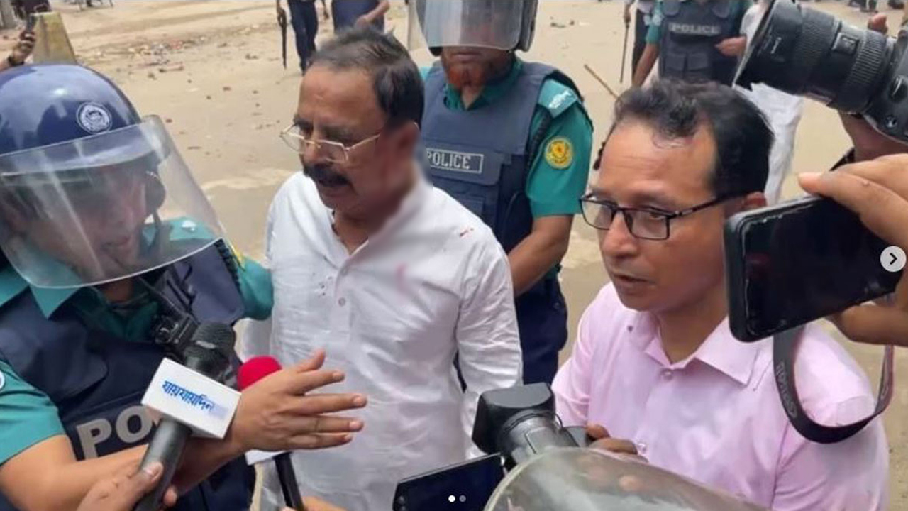 শনিবার অবস্থান কর্মসূচি থেকে বিএনপির স্থায়ী কমিটির সদস্য গয়েশ্বর চন্দ্র রায়কে আটক করে পুলিশ। ছবি : কালবেলা