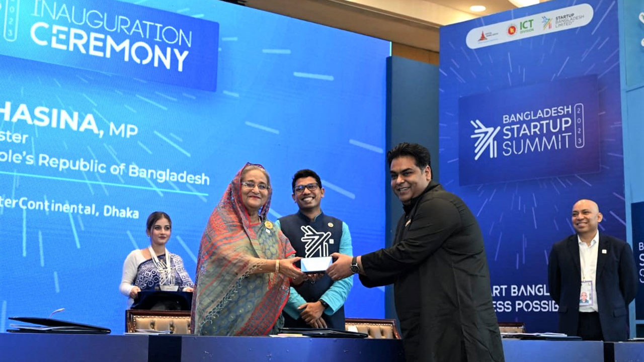 প্রধানমন্ত্রী শেখ হাসিনার হাত থেকে সরকারি স্বীকৃতি ‘ফাস্টেস্ট টু ইউনিকর্ন অ্যাওয়ার্ড’ গ্রহণ করেন নগদের ব্যবস্থাপনা পরিচালক তানভীর এ মিশুক। ছবি : সংগৃহীত