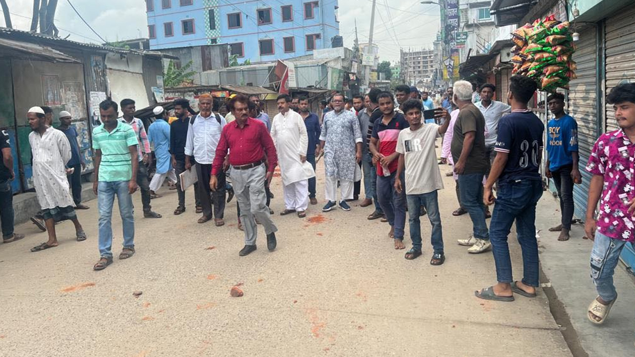 রাজধানীর মাতুয়াইল মেডিকেল কলেজ হাসপাতালের সামনে ১২ দলীয় জোটের অবস্থান কর্মসূচি। ছবি : কালবেলা