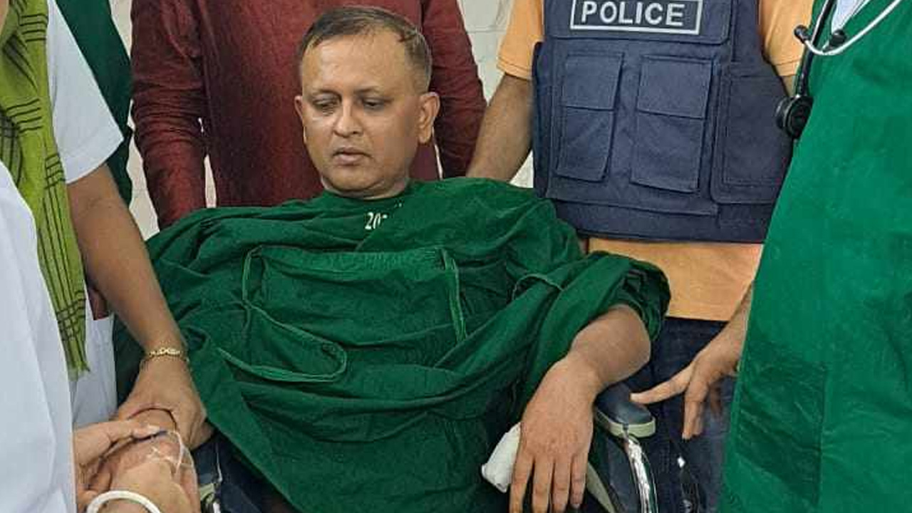 হামলায় আহত যুগ্ম পুলিশ কমিশনার মেহেদী হাসান। ছবি : কালবেলা