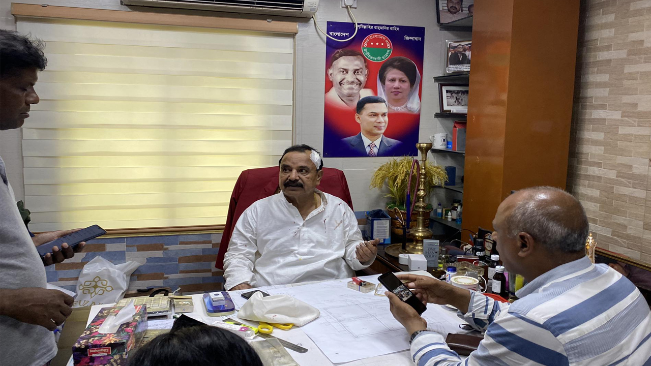 নিজ কার্যালয়ে গয়েশ্বর চন্দ্র রায়। ছবি: কালবেলা