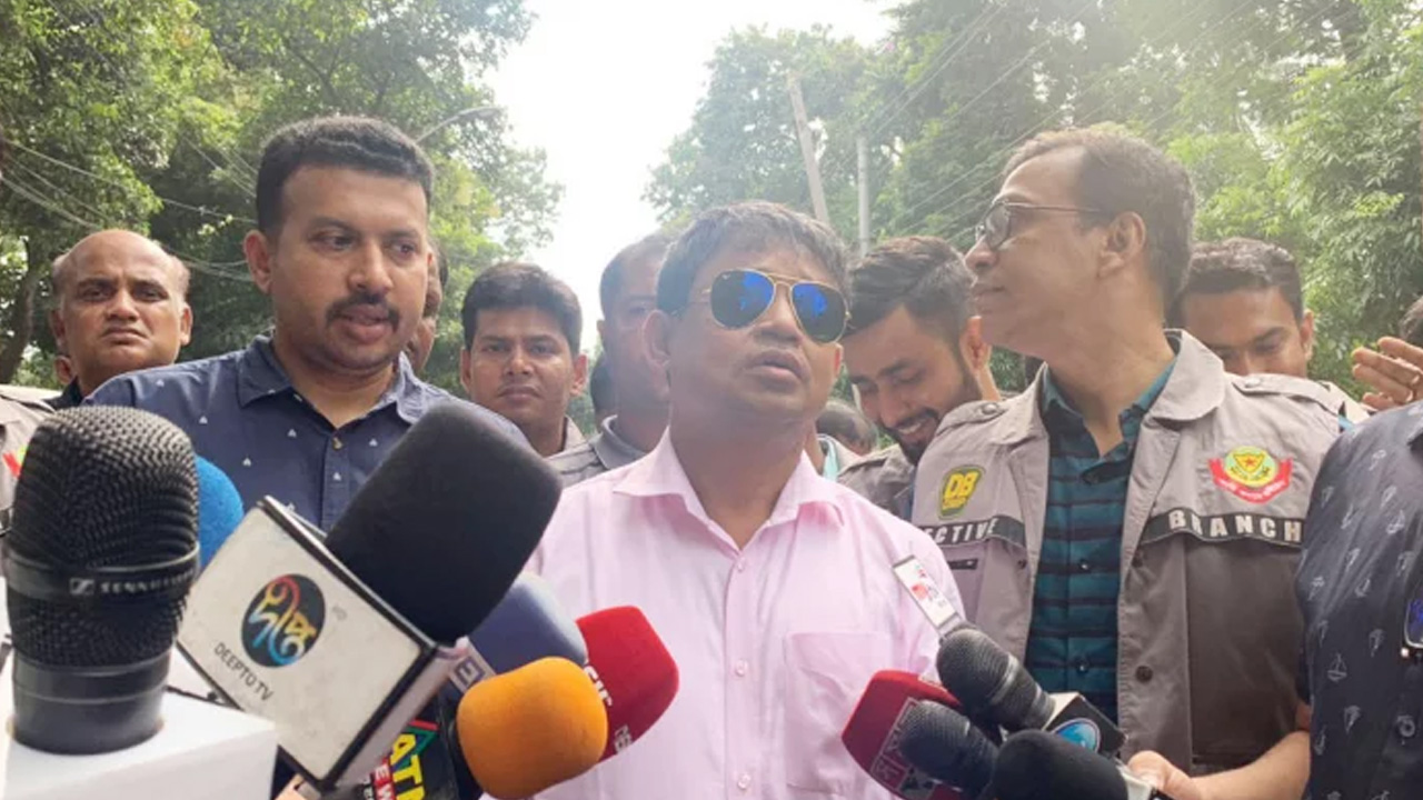 মিন্টো রোডে ডিবি কার্যালয়ে সাংবাদিকদের সামনে ডিবিপ্রধান হারুন অর রশিদ। ছবি : সংগৃহীত