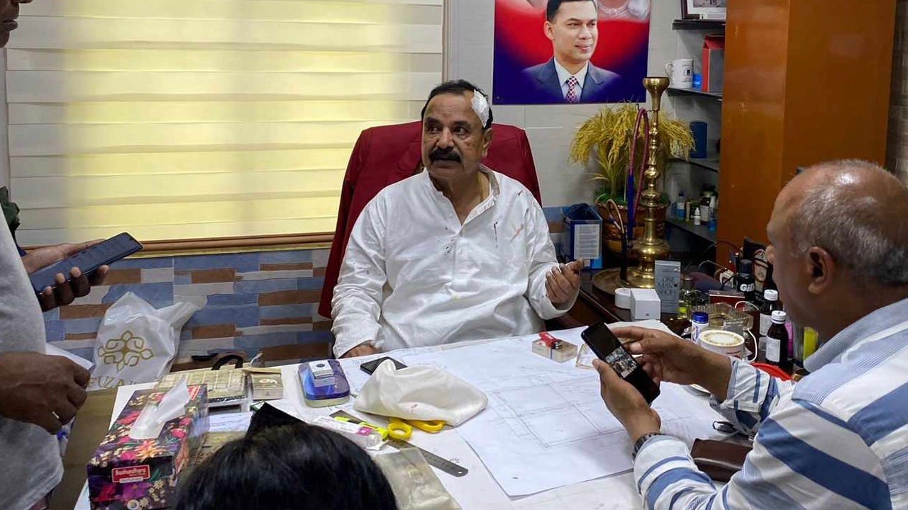নিজ কার্যালয়ে কথা বলছেন গয়েশ্বর। ছবি: কালবেলা