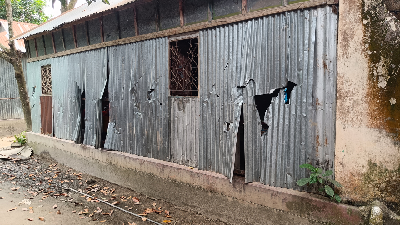 হামলায় ভুক্তভোগীর বাড়িঘর। ছবি : কালবেলা