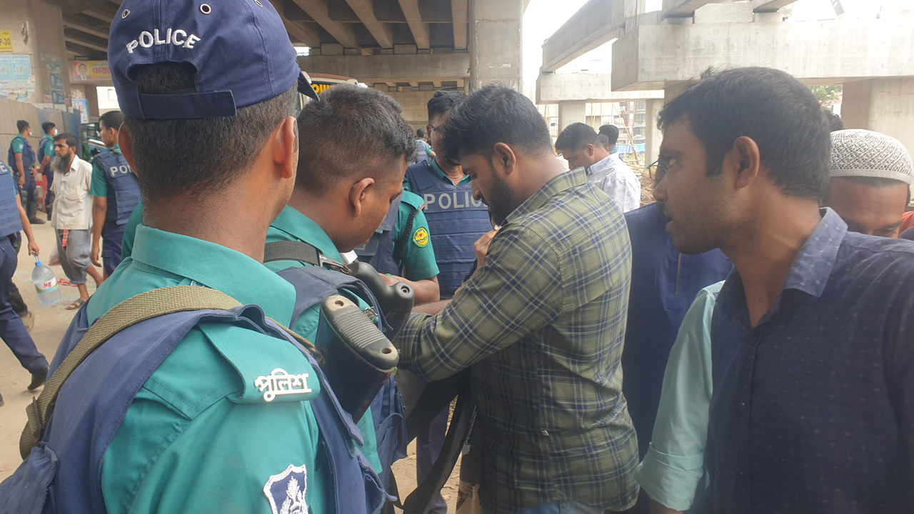 তল্লাশি চালাচ্ছে পুলিশ। ছবি : কালবেলা