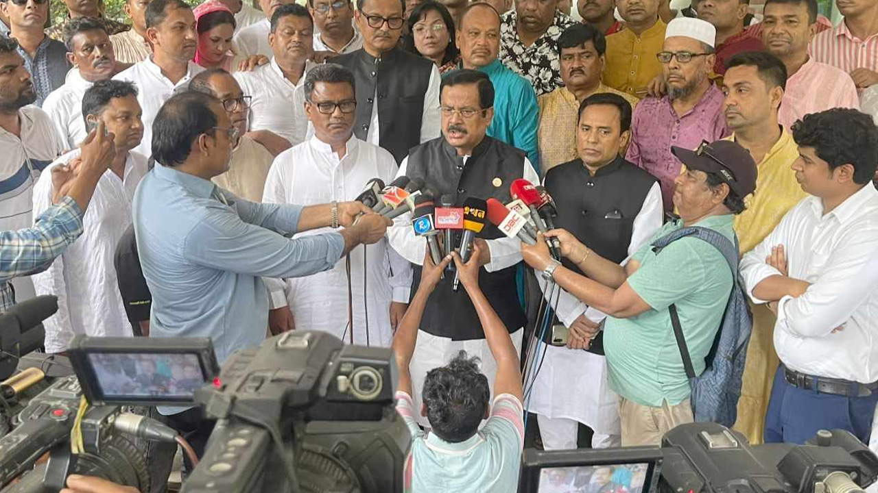 আরডিআরএসএ গেস্ট হাউসে আওয়ামী লীগের সভাপতিমণ্ডলীর সদস্য জাহাঙ্গীর কবির নানক। ছবি : কালবেলা