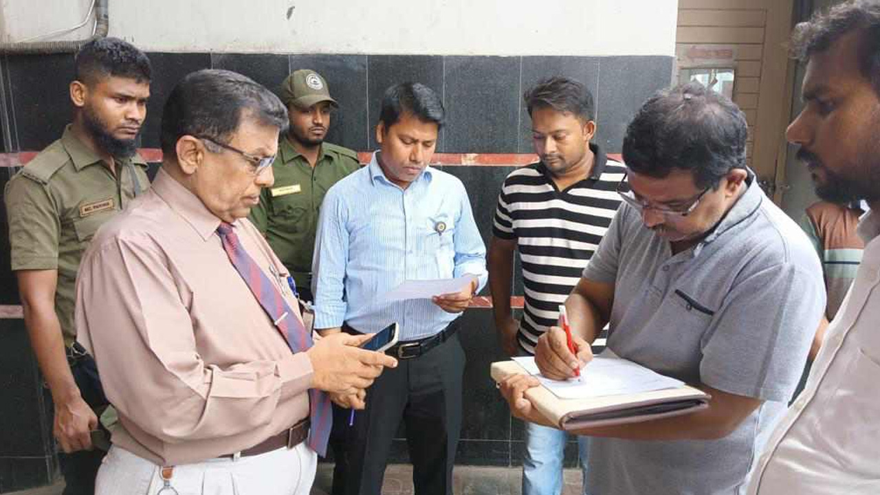 আনোয়ার খান মডার্ন হাসপাতালে ঢাকা দক্ষিণ সিটি করপোরেশনের ভ্রাম্যমাণ আদালত। ছবি : কালবেলা