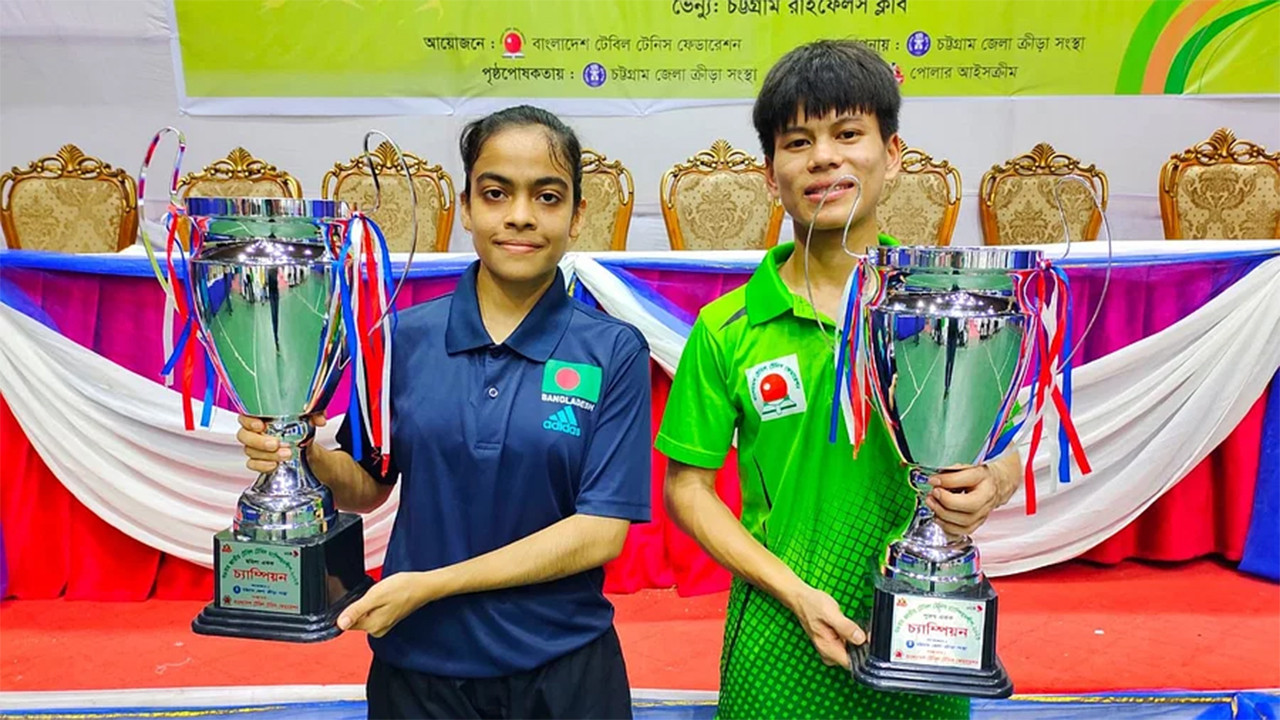জাতীয় টেবিল টেনিস চ্যাম্পিয়নশিপে শিরোপা হাতে রামহিম লিয়ান বম এবং সাদিয়া রহমান মৌ। ছবি : সংগৃহীত
