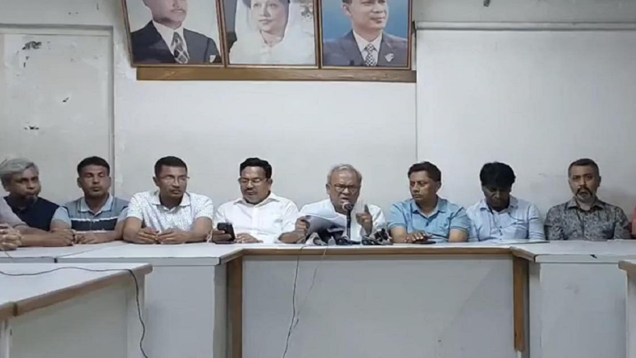 নয়াপল্টনে সংবাদ সম্মেলনে কথা বলছেন বিএনপির সিনিয়র যুগ্ম মহাসচিব রুহুল কবির রিজভী। ছবি : কালবেলা