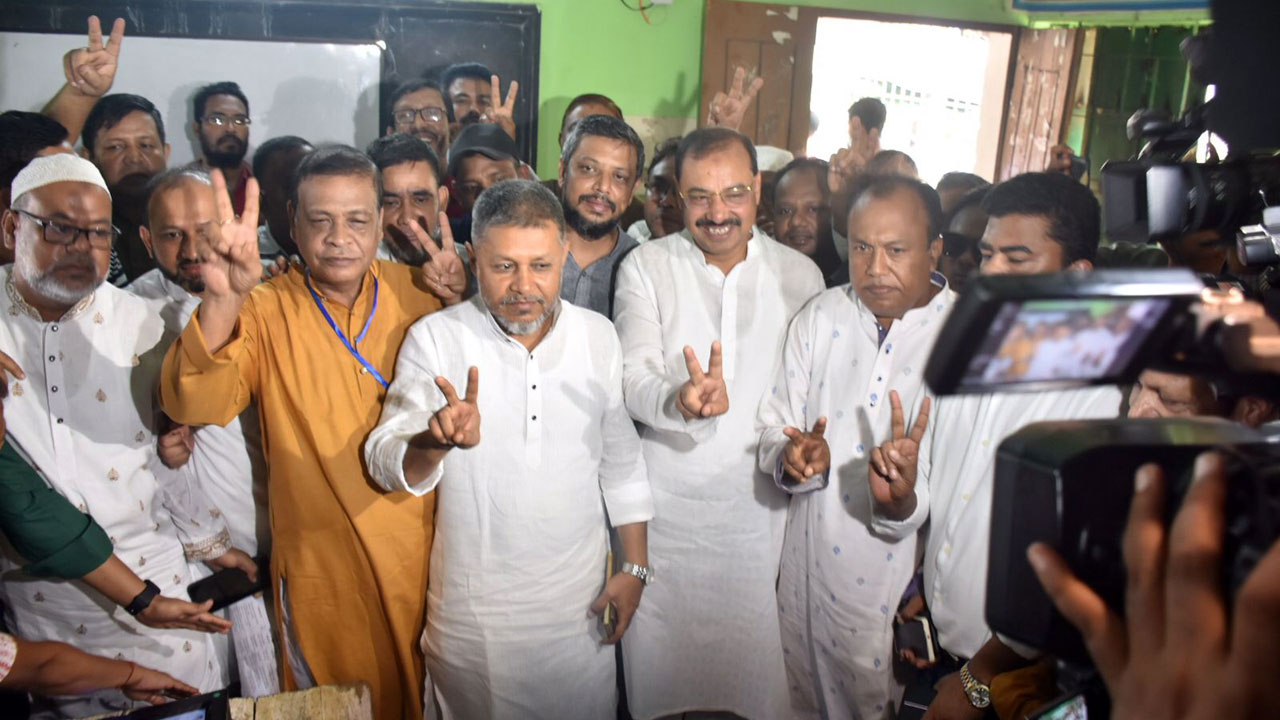 ভোট দিয়েছেন নৌকার প্রার্থী মহিউদ্দিন বাচ্চু। ছবি : কালবেলা
