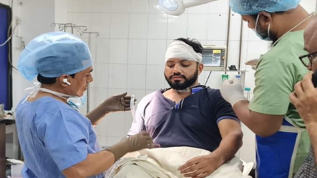 আহত ইশরাক হোসেন রাজধানীর একটি বেসরকারি হাসপাতালে চিকিৎসাধীন। ছবি : কালবেলা