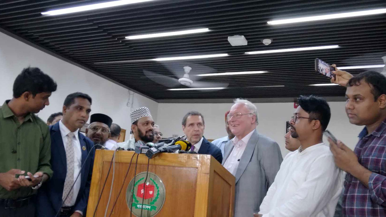 নির্বাচন কমিশনের সঙ্গে বৈঠক করেছেন যুক্তরাষ্ট্রসহ চারটি দেশের নির্বাচন পর্যবেক্ষক দল। ছবি : সংগৃহীত