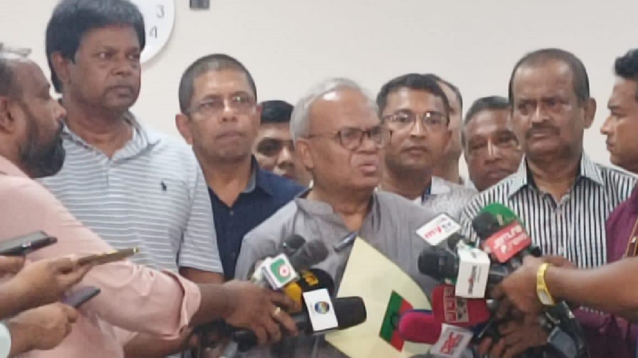 নির্বাচন কমিশন ভবনে বিএনপির জ্যেষ্ঠ যুগ্ম মহাসচিব অ্যাডভোকেট রুহুল কবির রিজভী। ছবি : সংগৃহীত