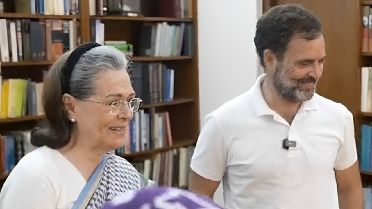 রাহুল গান্ধী ও তার মা সোনিয়া গান্ধী। ছবি : সংগৃহীত