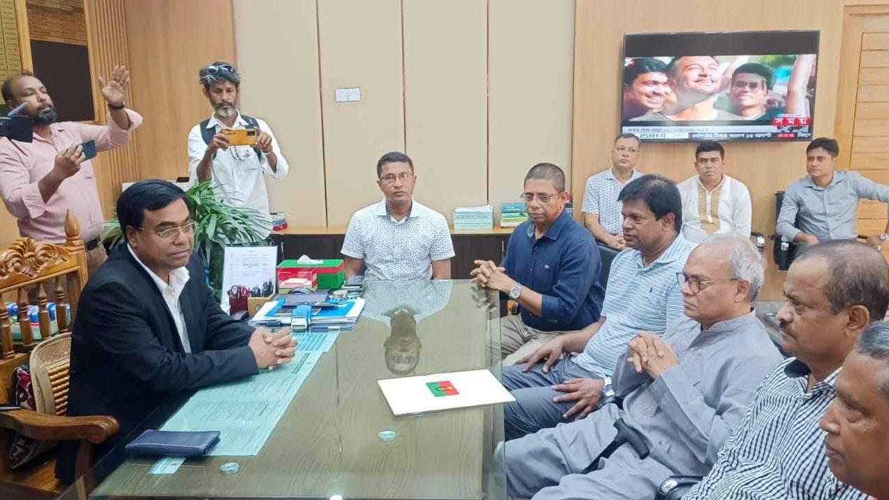 নির্বাচন কমিশনে বিএনপির সিনিয়র যুগ্ম মহাসচিব রুহুল কবির রিজভী। ছবি : কালবেলা