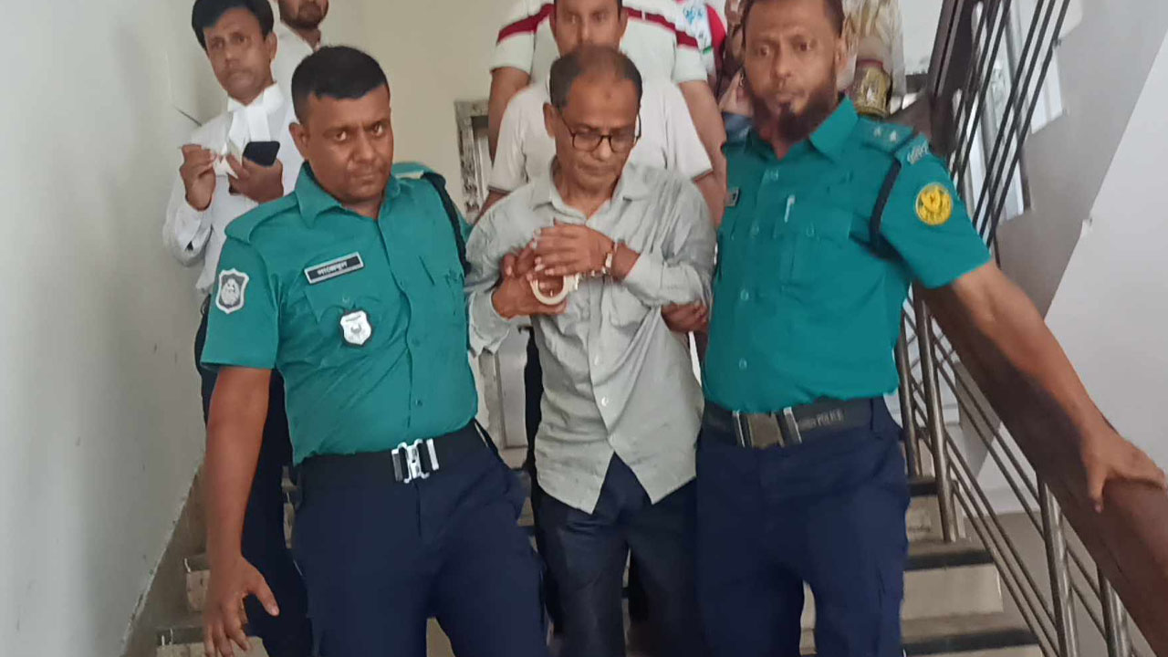 আদালতে বিএনপির সাংগঠনিক সম্পাদক আজাদ। ছবি : কালবেলা