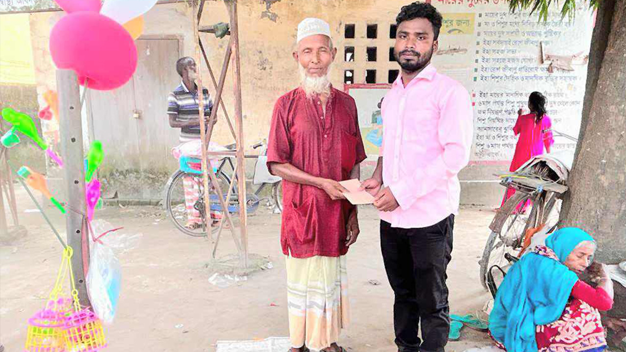 মজিদ উদ্দিনকে আর্থিক সহায়তা প্রদান। ছবি : কালবেলা