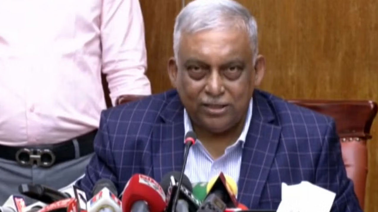 সচিবালয়ে স্বরাষ্ট্রমন্ত্রী আসাদুজ্জামান খান কামাল। ছবি : কালবেলা