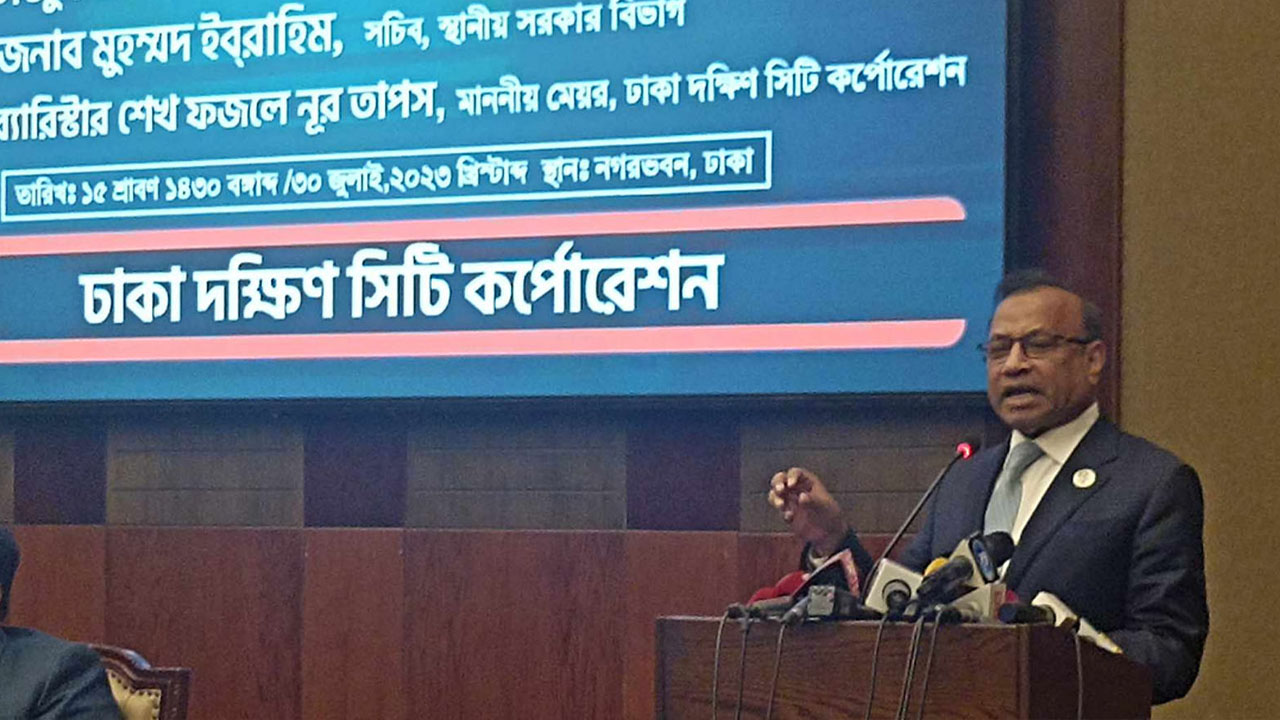 মতবিনিময় সভায় স্থানীয় সরকার, পল্লী উন্নয়ন ও সমবায়মন্ত্রী তাজুল ইসলাম। ছবি : কালবেলা