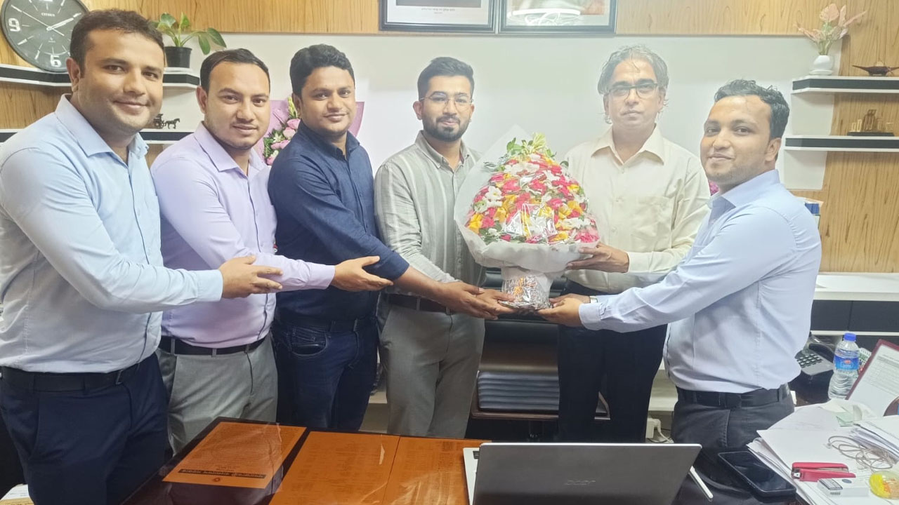 নির্বাচিত সভাপতি ও সম্পাদকসহ পাঁচ সদস্যের একটি প্রতিনিধিদল মাধ্যমিক ও উচ্চ শিক্ষা অধিদপ্তরের পরিচালক অধ্যাপক শাহেদুল খবির চৌধুরীর সঙ্গে সাক্ষাৎ করনে। ছবি : কালবেলা