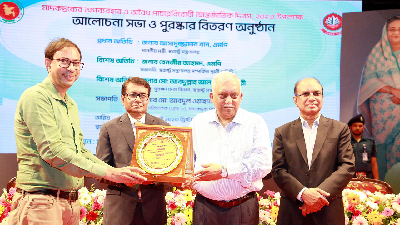 বাংলাদেশ শিল্পকলা একাডেমি মিলনায়তনে পুরস্কার বিতরণ। ছবি : কালবেলা