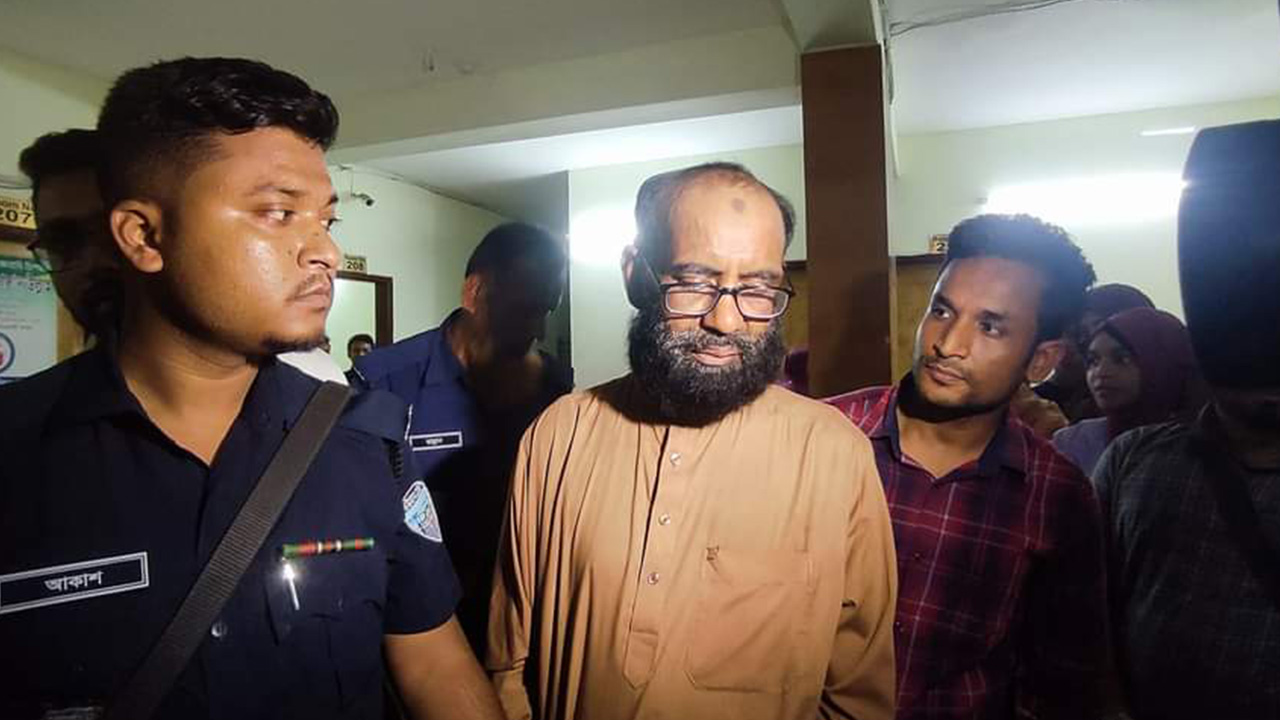 নোয়াখালীতে হৃদরোগের ভুয়া ডাক্তার নুরুল হাসান আটক। ছবি : কালবেলা