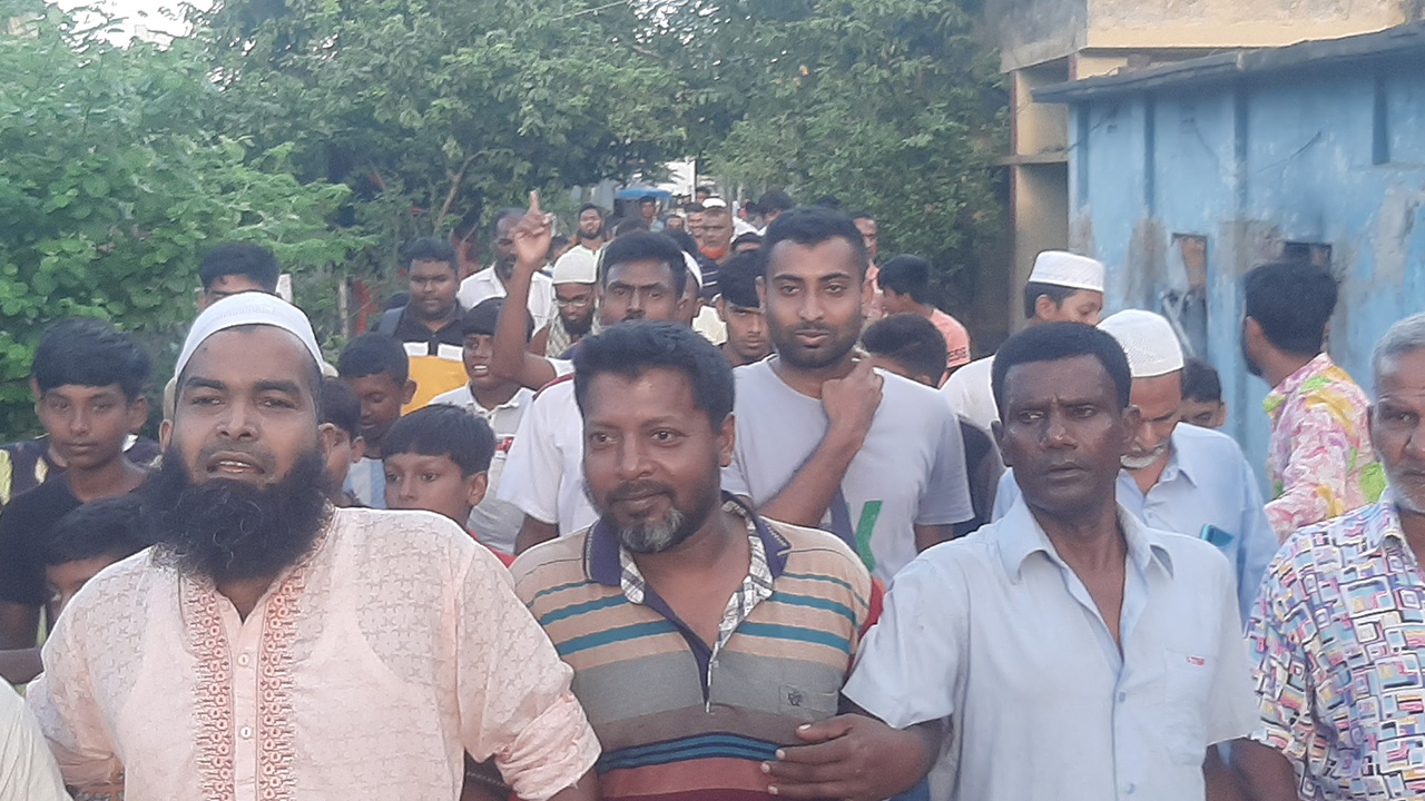 নিয়োগ বাণিজ্যের প্রতিবাদে ঈশ্বরদীতে বিক্ষোভ । ছবি : কালবেলা