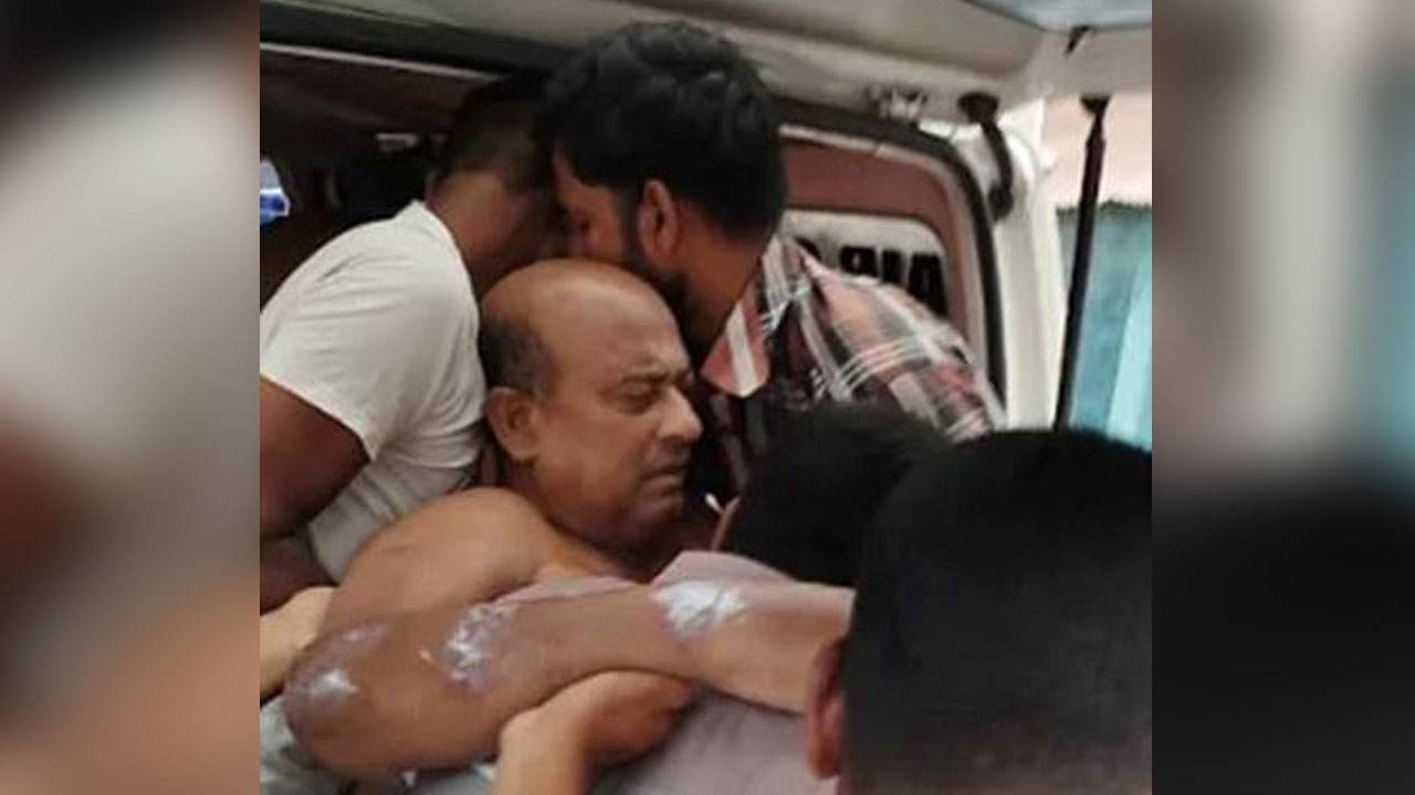নাটোরে জেলা বিএনপির সদস্যসচিব রহিম নেওয়াজের ওপর হামলা। ছবি : সংগৃহীত