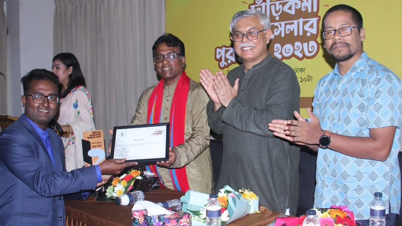 বেস্ট অব দ্য বেস্টসেলার লেখকের পুরস্কার পেলেন তরুণ লেখক মাহবুব নাহিদ। ছবি : কালবেলা