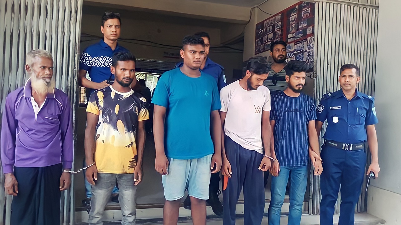 পুলিশ সদস্যদের মাঝে অপহরণকারী চক্রের সদস্যরা। ছবি : কালবেলা
