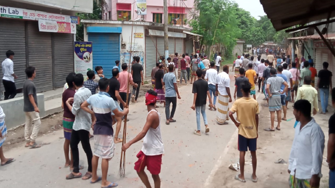 সিরাজদিখানে স্কুল শিক্ষার্থীকে মারধরকে কেন্দ্র করে সংঘর্ষে জড়িয়ে পড়ে দুই গ্রামবাসী। ছবি : কালবেলা