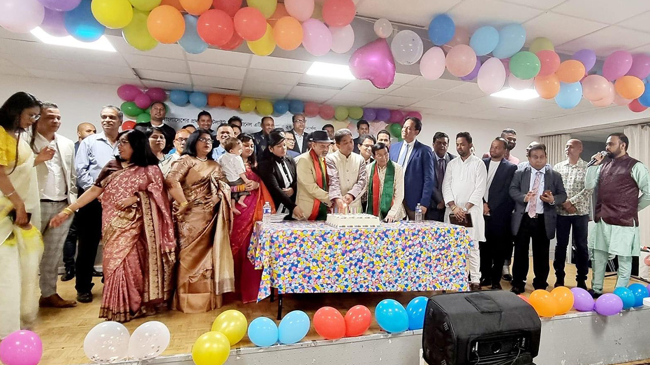 ফ্রান্সে বসবাসরত বাংলাদেশি মুক্তিযোদ্ধা ও কমিউনিটির নেতৃবৃন্দ। ছবি : কালবেলা