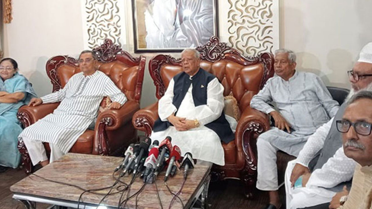 ইস্কাটনে ১৪ দলের সমন্বয়ক আমির হোসেন আমুর বাসভবনে আয়োজিত বৈঠকে নেতারা। ছবি : সংগৃহীত